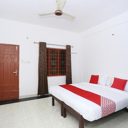 Oyo Flagship Kaveri Tourist Home Guruvāyūr Exteriör bild