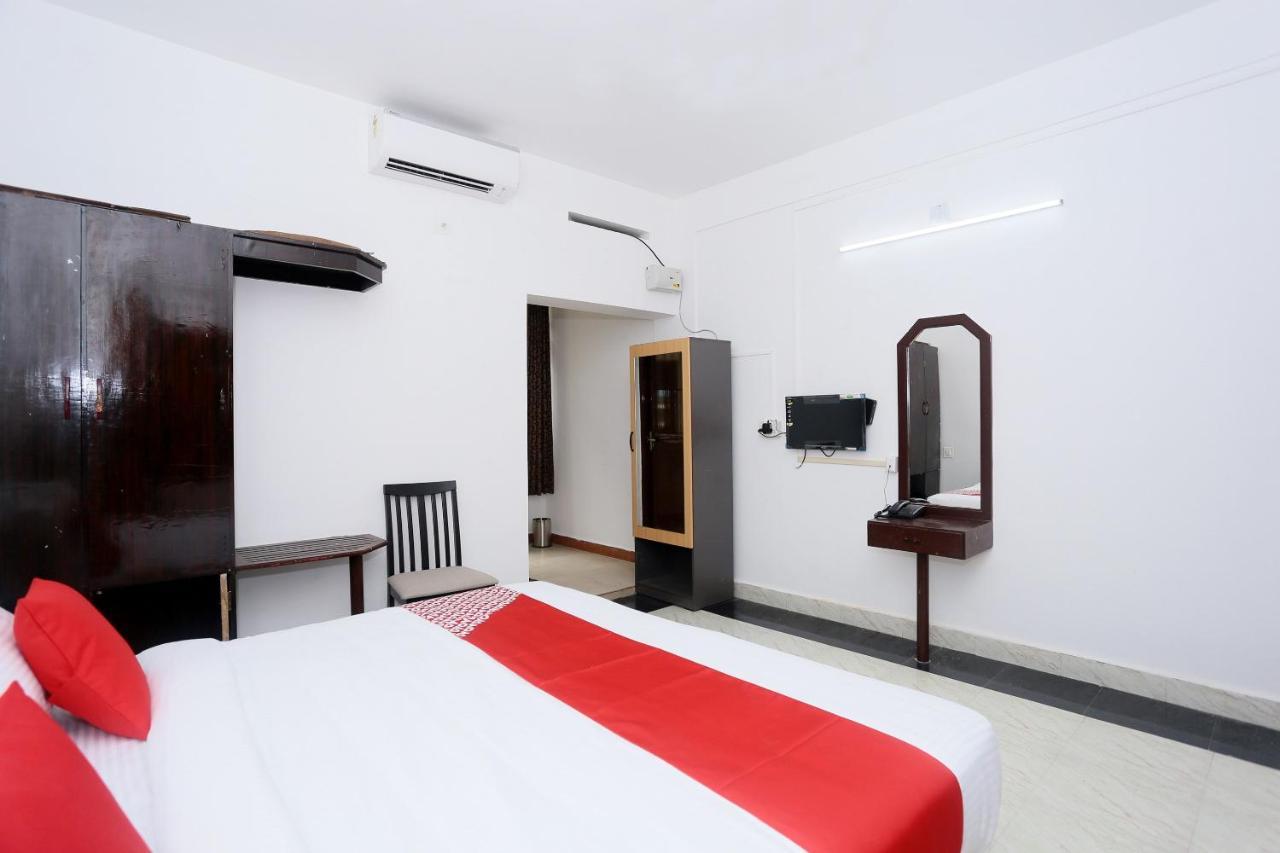 Oyo Flagship Kaveri Tourist Home Guruvāyūr Exteriör bild