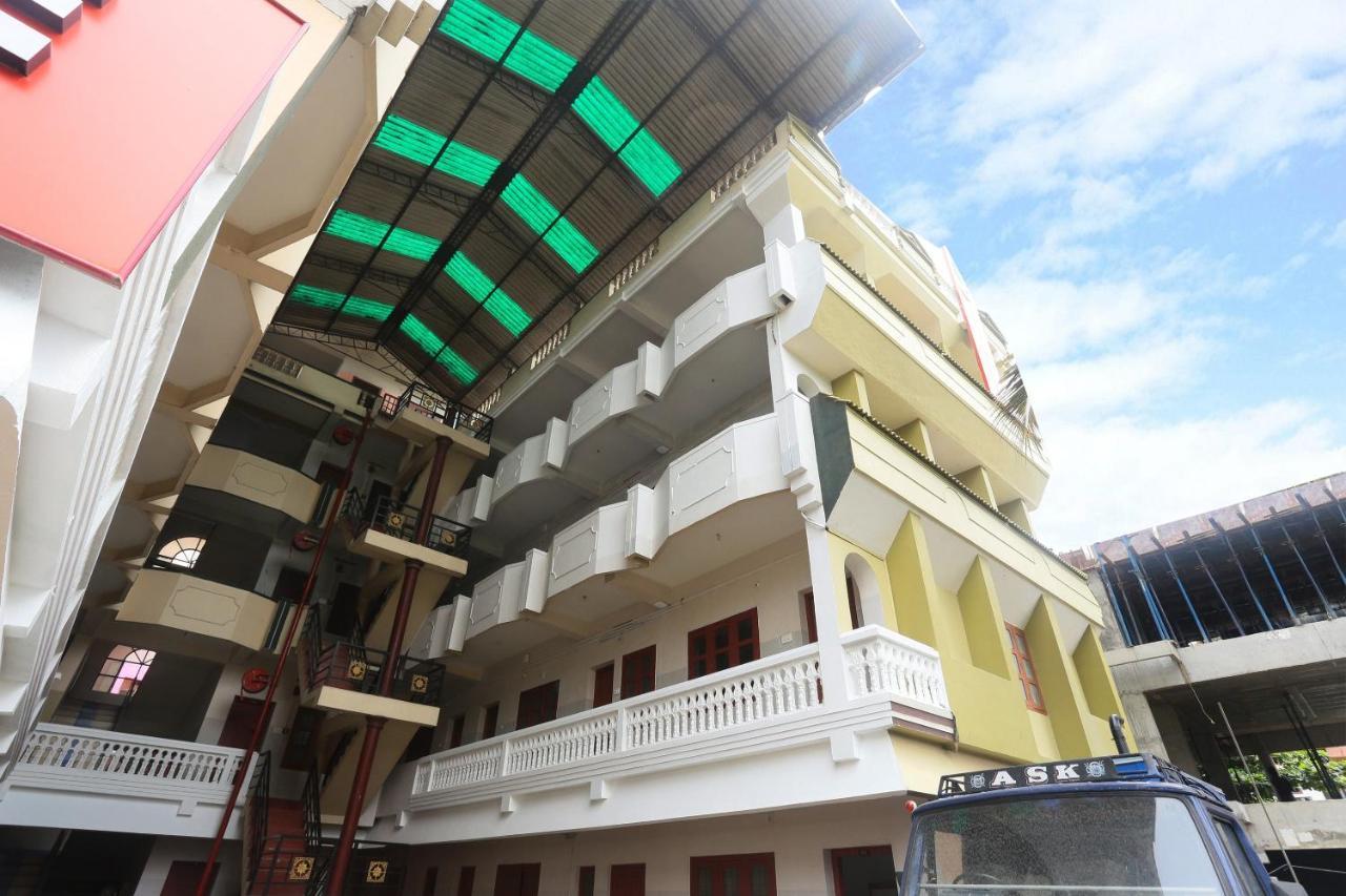 Oyo Flagship Kaveri Tourist Home Guruvāyūr Exteriör bild