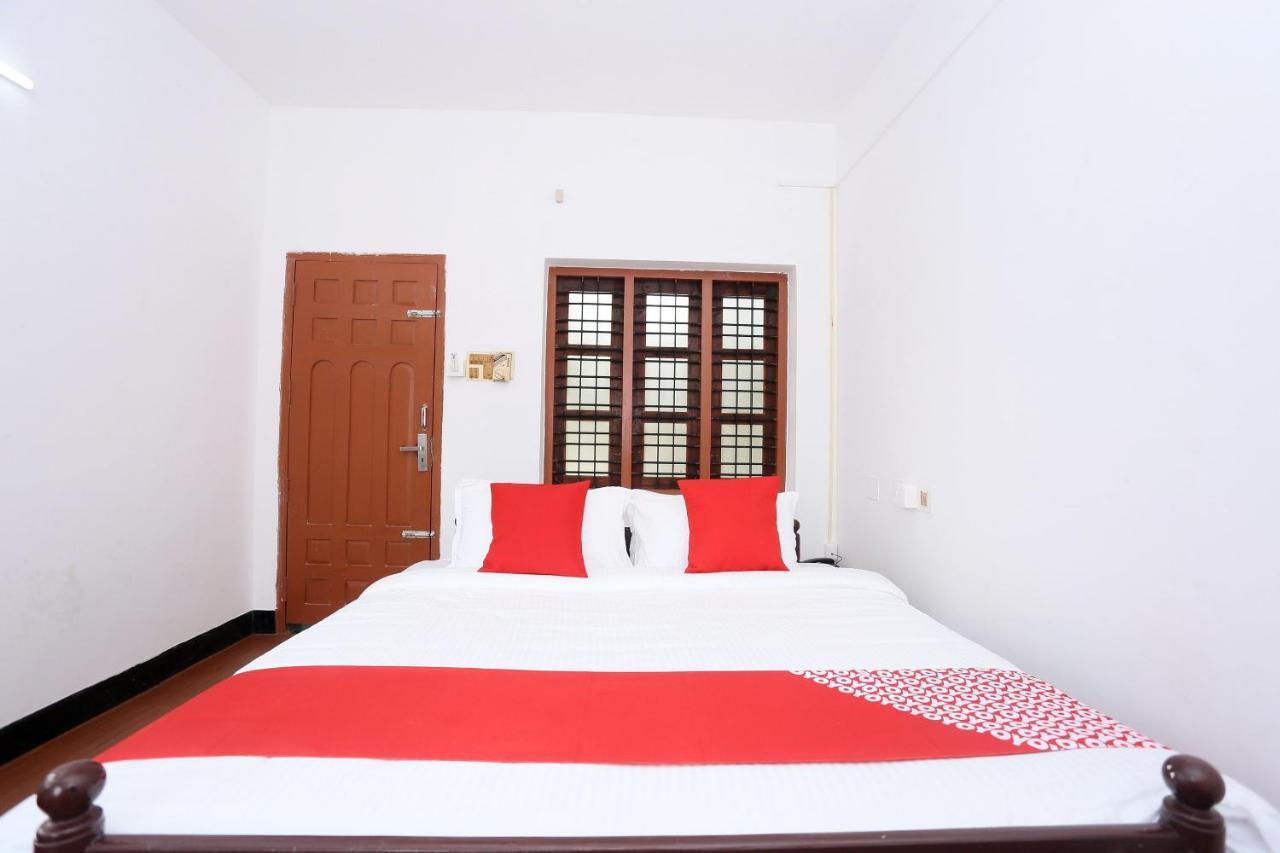 Oyo Flagship Kaveri Tourist Home Guruvāyūr Exteriör bild