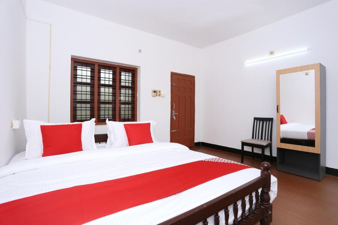Oyo Flagship Kaveri Tourist Home Guruvāyūr Exteriör bild