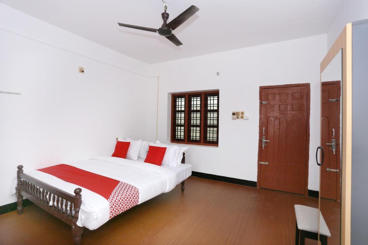 Oyo Flagship Kaveri Tourist Home Guruvāyūr Exteriör bild