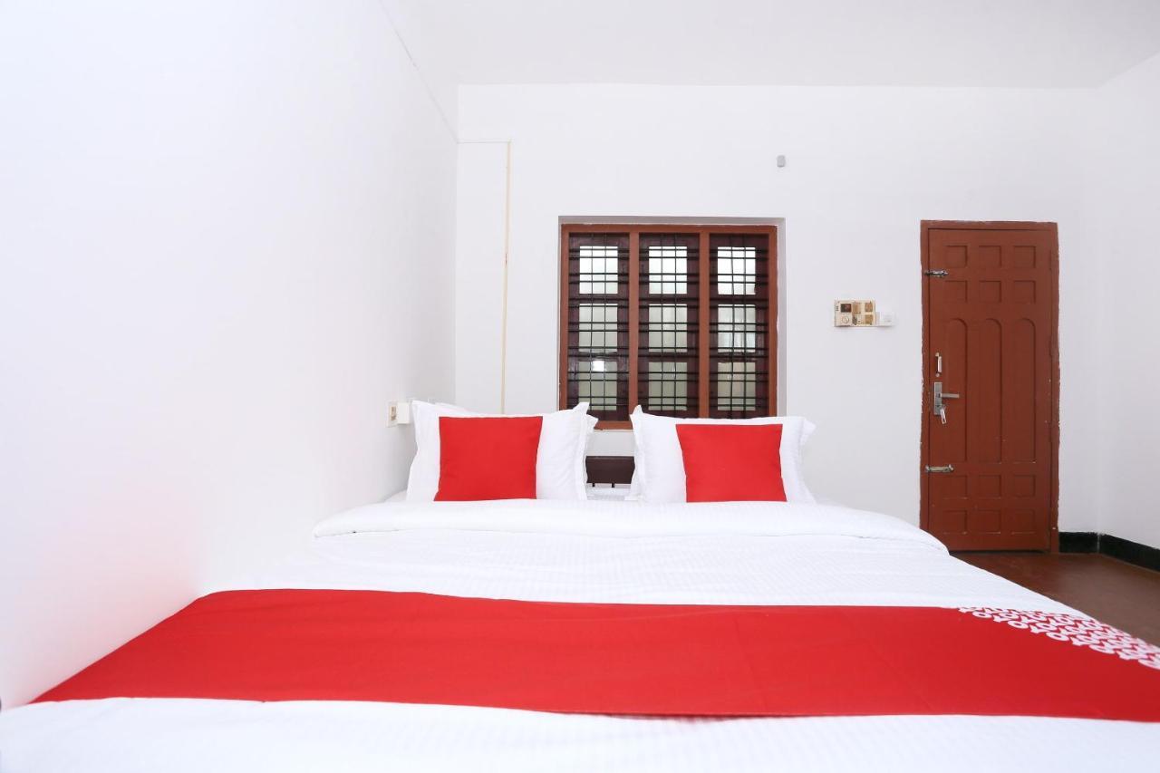 Oyo Flagship Kaveri Tourist Home Guruvāyūr Exteriör bild