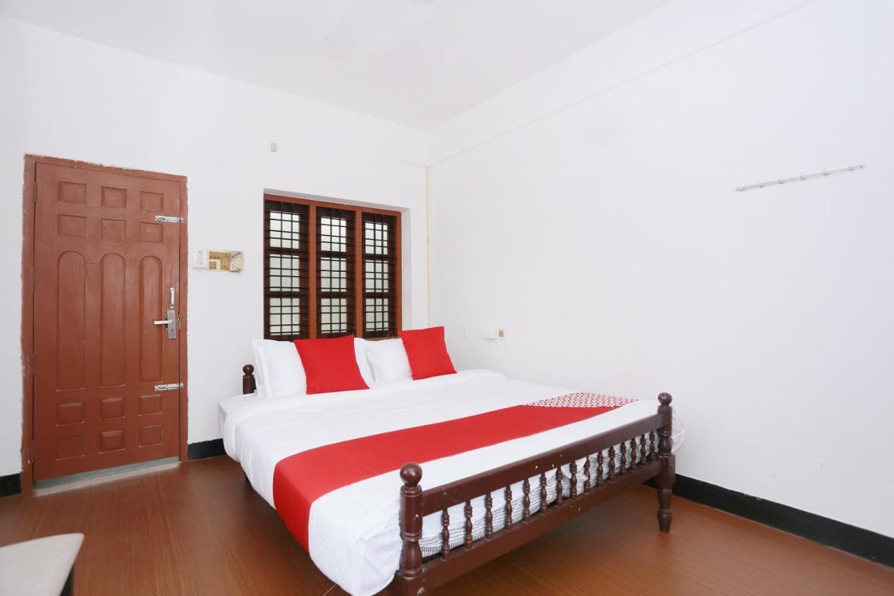 Oyo Flagship Kaveri Tourist Home Guruvāyūr Exteriör bild