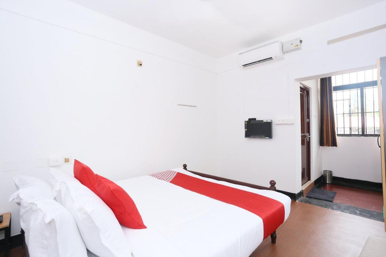 Oyo Flagship Kaveri Tourist Home Guruvāyūr Exteriör bild