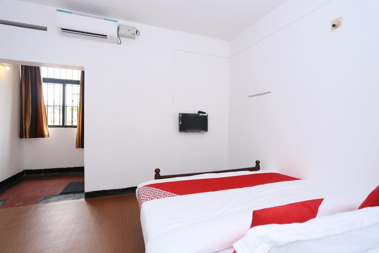 Oyo Flagship Kaveri Tourist Home Guruvāyūr Exteriör bild