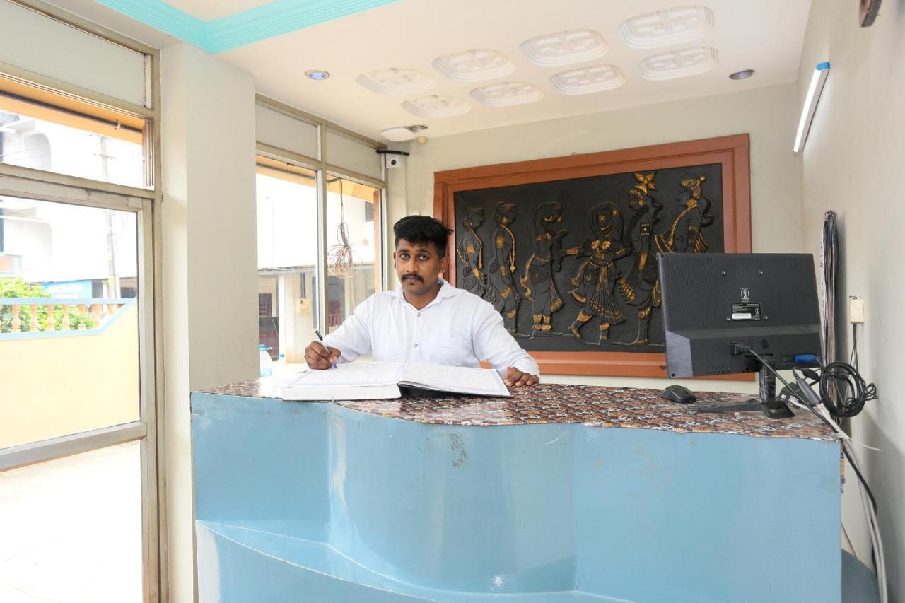Oyo Flagship Kaveri Tourist Home Guruvāyūr Exteriör bild