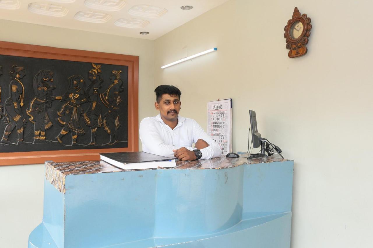 Oyo Flagship Kaveri Tourist Home Guruvāyūr Exteriör bild
