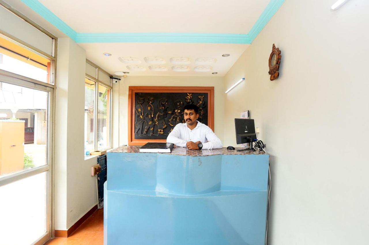 Oyo Flagship Kaveri Tourist Home Guruvāyūr Exteriör bild