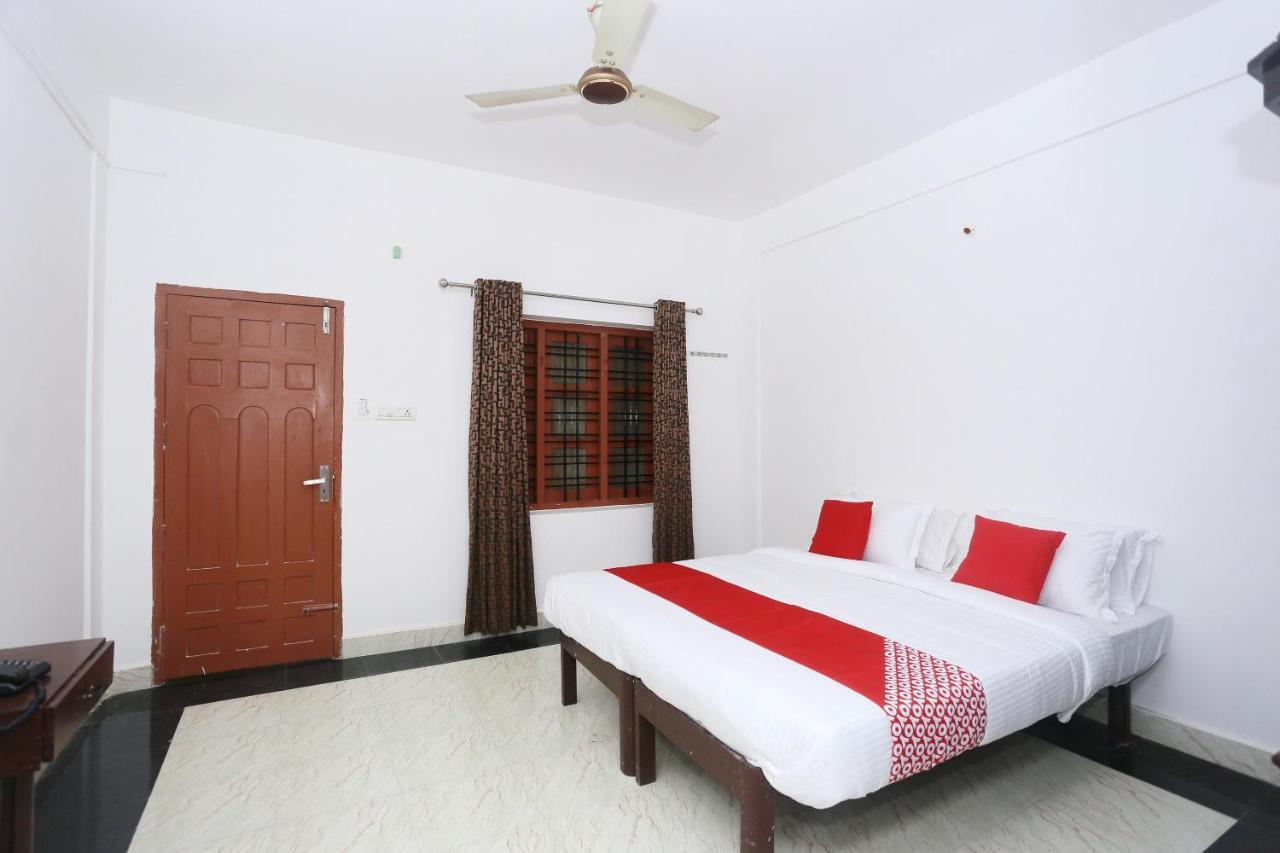 Oyo Flagship Kaveri Tourist Home Guruvāyūr Exteriör bild